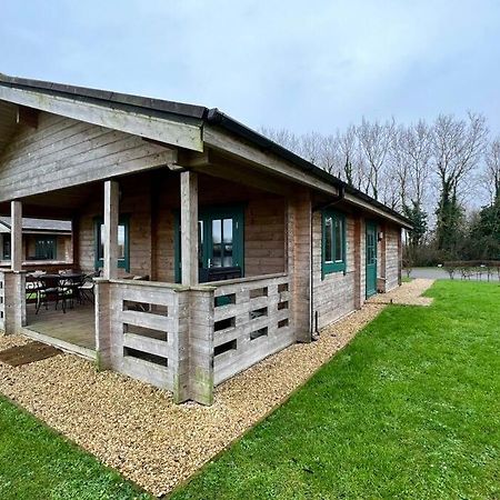 Lilly Lodge, Lake Pochard サウス・サーニー エクステリア 写真