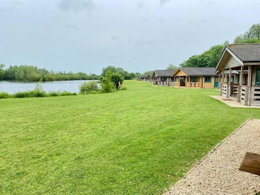 Lilly Lodge, Lake Pochard サウス・サーニー エクステリア 写真