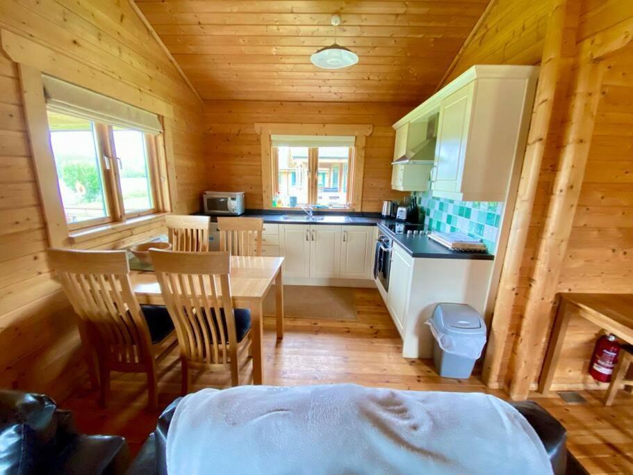 Lilly Lodge, Lake Pochard サウス・サーニー エクステリア 写真